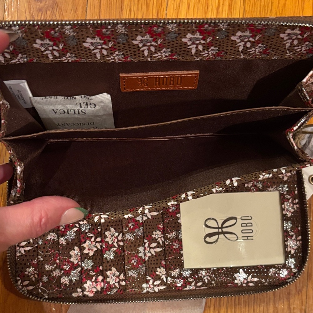 Hobo Nila Large Zip Around Ditzy Floral Brown Leather Wallet New - Picture 4 of 5